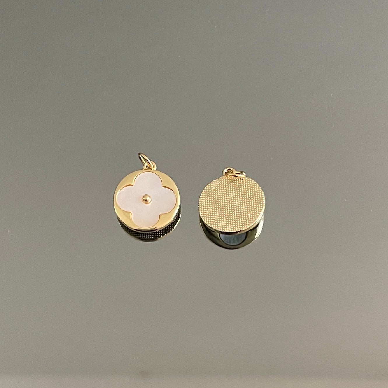 10 x GOLD ROUND MOTHER OF PEARL FOUR LEAF CLOVER CHARM
