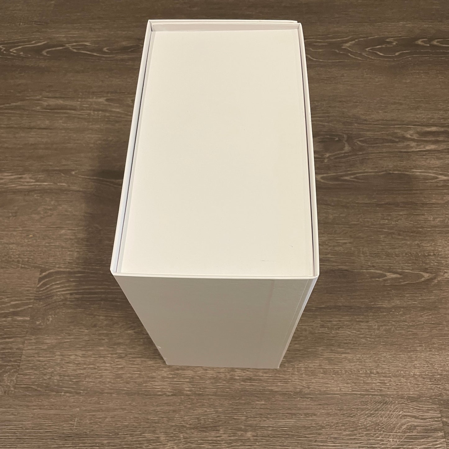 WHITE MAGNETIC CLOSURE WITH LEATHER TOP HANDLE GIFT BOX