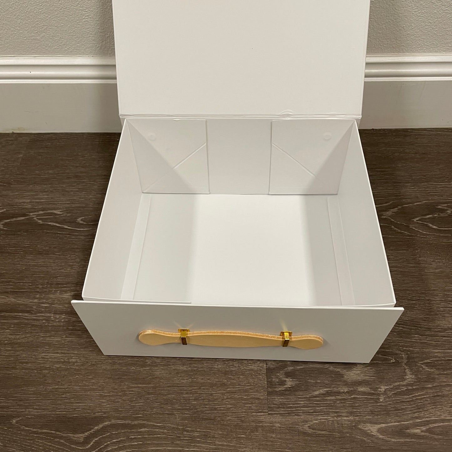 WHITE MAGNETIC CLOSURE WITH LEATHER TOP HANDLE GIFT BOX
