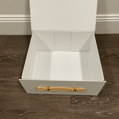 WHITE MAGNETIC CLOSURE WITH LEATHER TOP HANDLE GIFT BOX