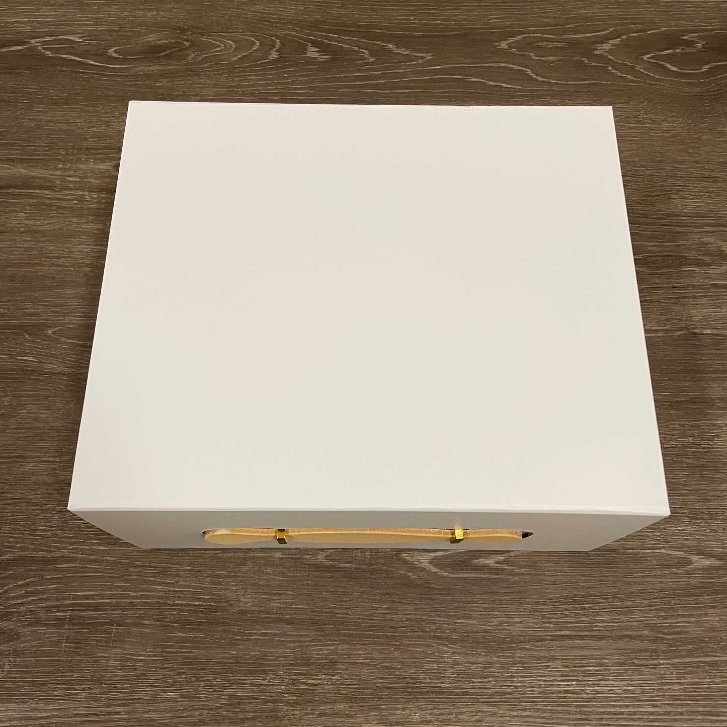 WHITE MAGNETIC CLOSURE WITH LEATHER TOP HANDLE GIFT BOX