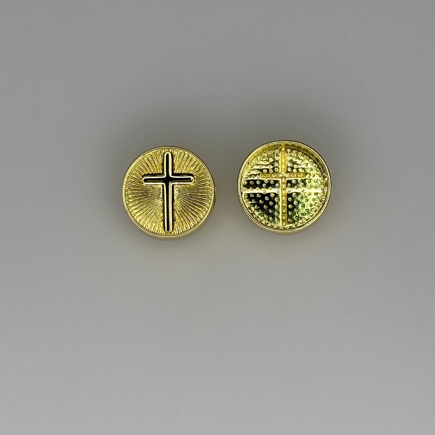 GOLD ROUND CROSS CARM PENDANT