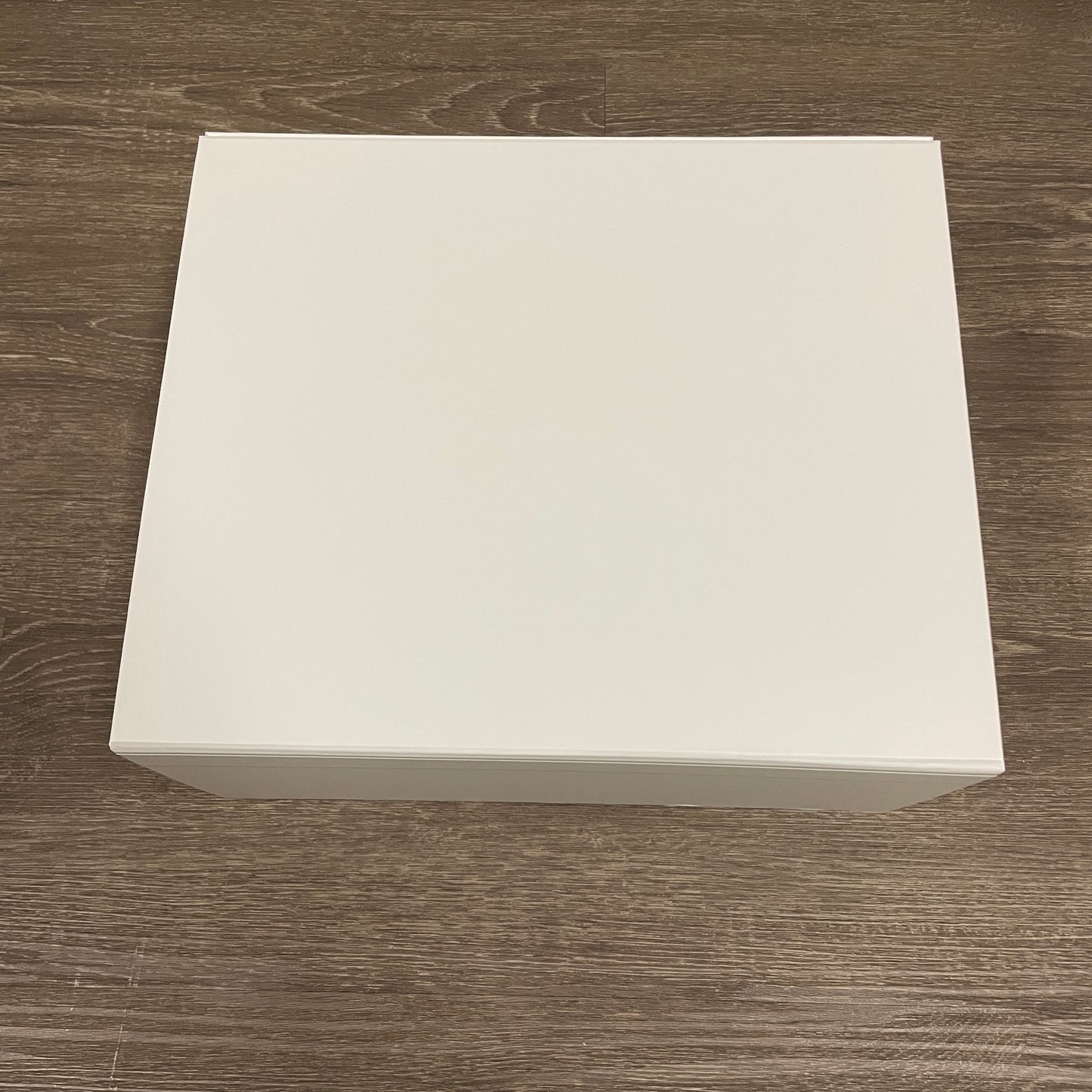 WHITE MAGNETIC CLOSURE WITH LEATHER TOP HANDLE GIFT BOX