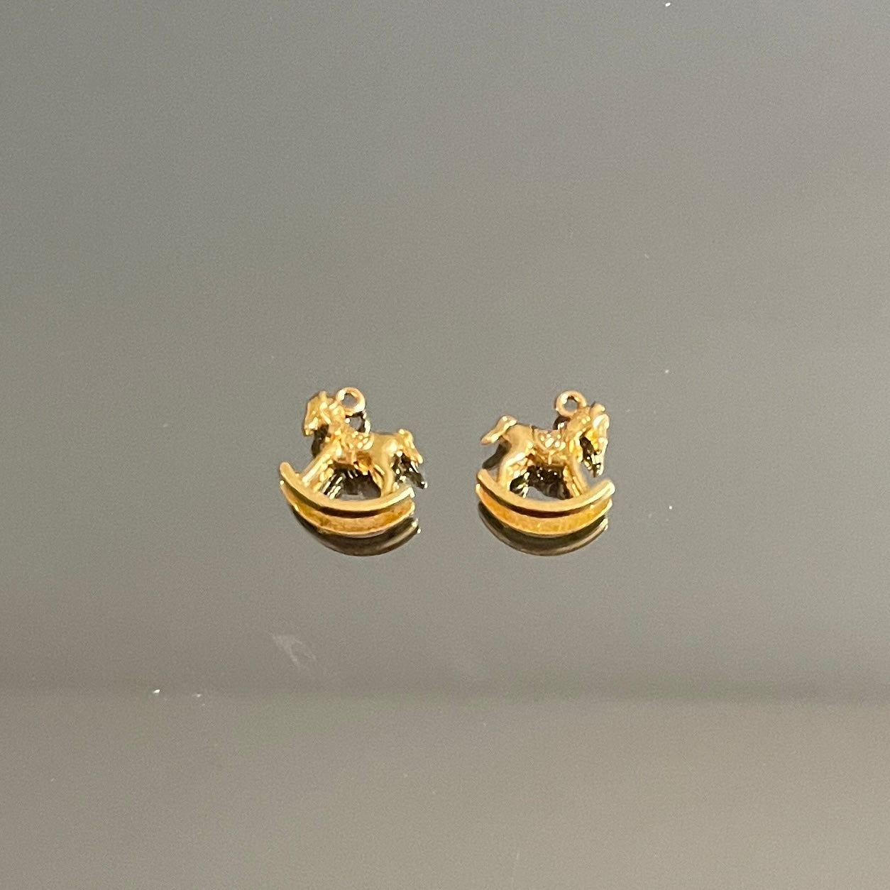 10 X GOLD ROCKING HORSE CHARMS