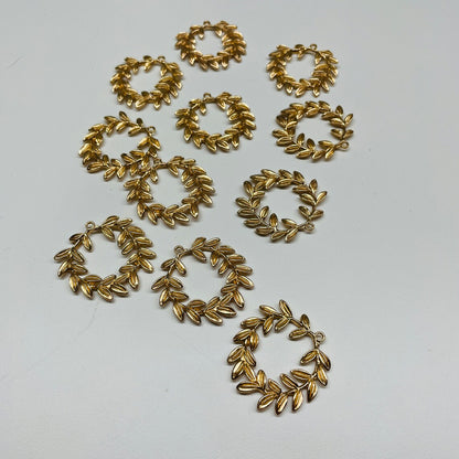 10 X GOLD METAL OLIVE BRANCH WREATH CHARM