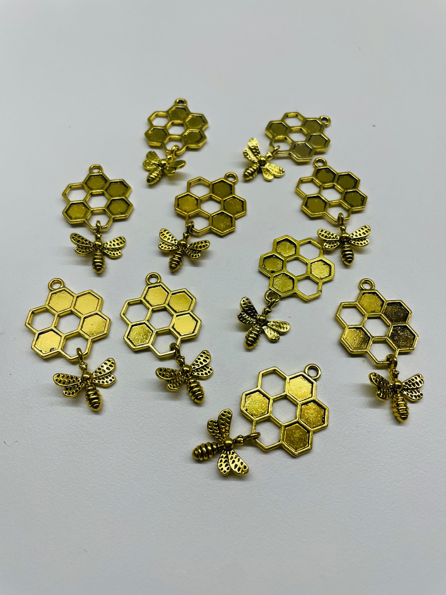 10 X GOLD METAL BEE CHARMS