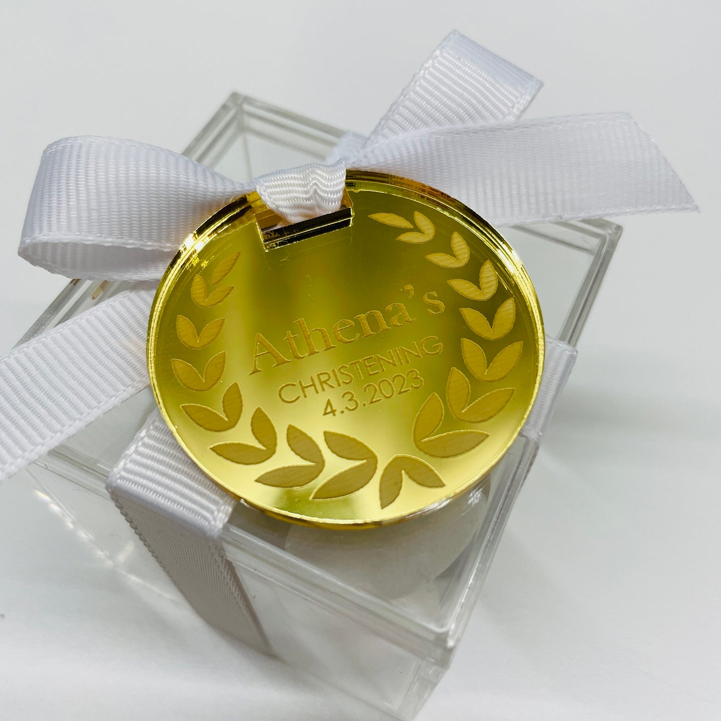 10 X GOLD ACRYLIC WREATH OLIVE BRANCH TAGS