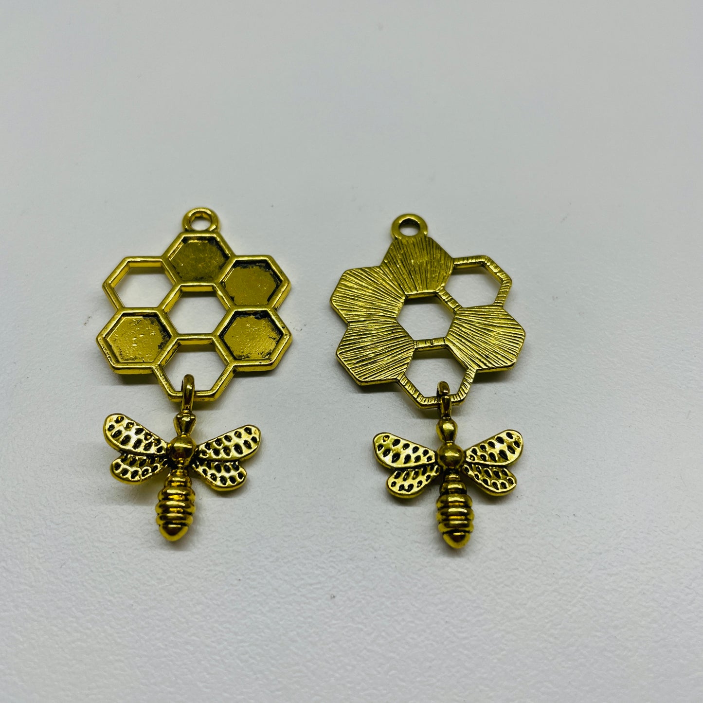 10 X GOLD METAL BEE CHARMS