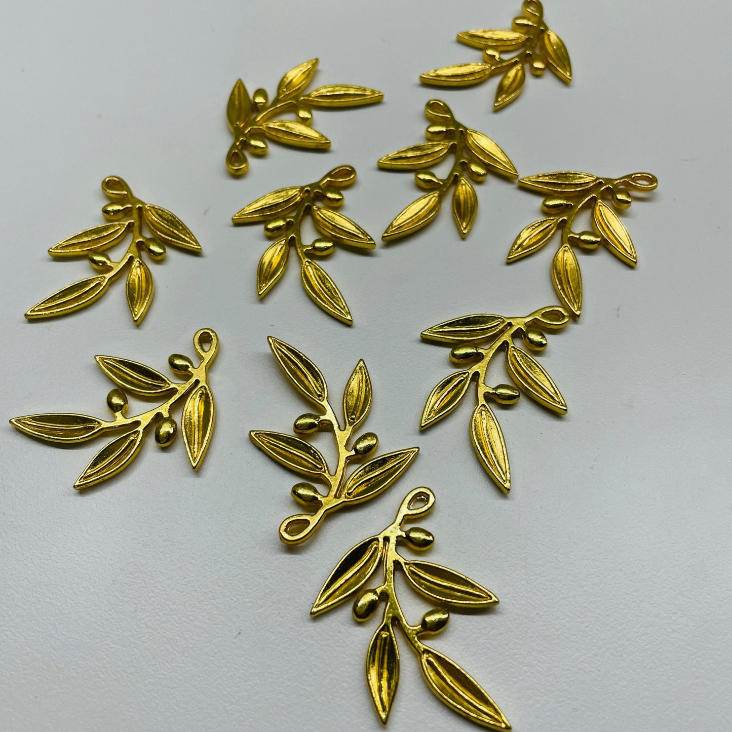 10 X GOLD METAL OLIVE LEAF BRANCH CHARM