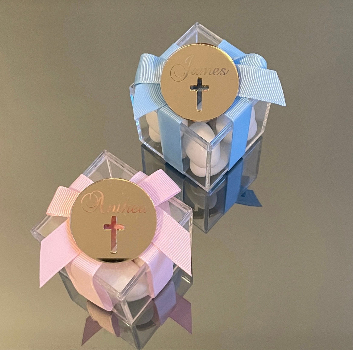 CUT OUT CROSS BOMBONIERE