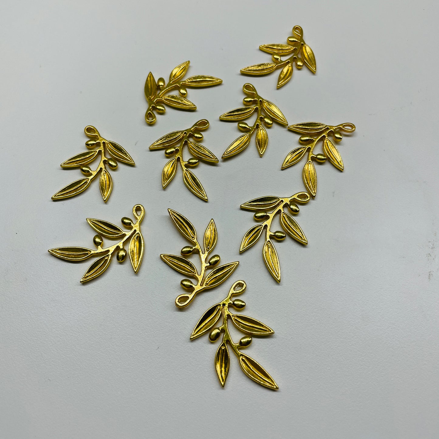 10 X GOLD METAL OLIVE LEAF BRANCH CHARM